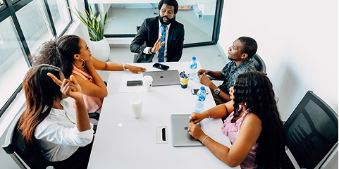 Corretor de imóveis em reunião com cliente